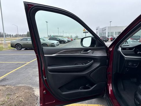 Used 2023 Jeep Grand Cherokee Limited image 13