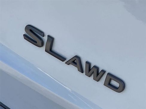 Used 2025 Nissan Rogue SL AWD/4WD image 10