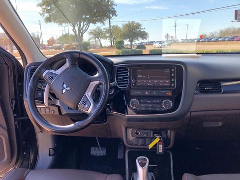 Used 2018 Mitsubishi Outlander SEL image 21