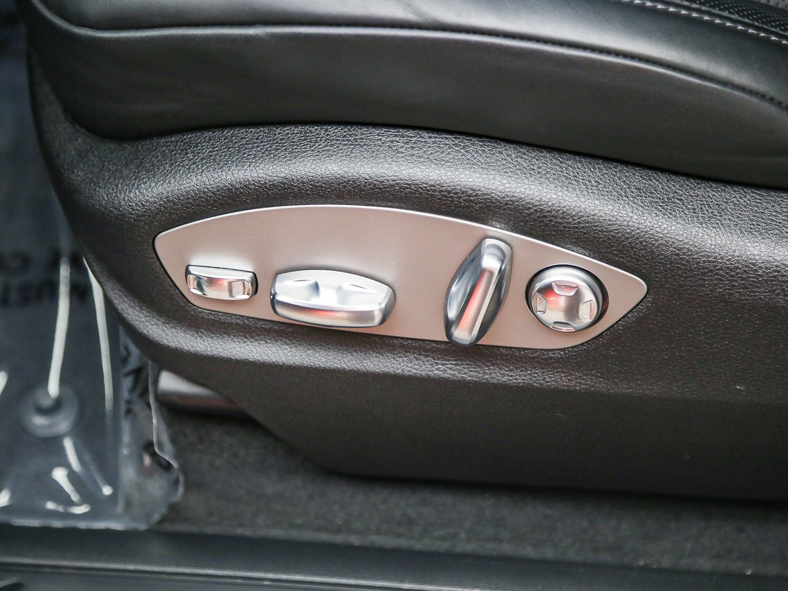 Certified 2025 Porsche Macan AWD/4WD image 26