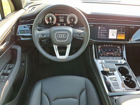 Certified 2025 Audi Q7 Premium Plus image 3