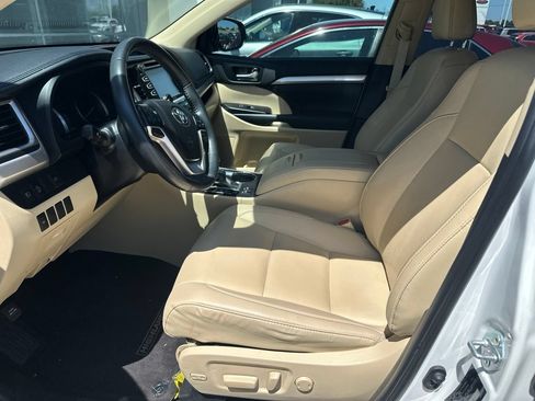 Used 2019 Toyota Highlander XLE FWD image 3