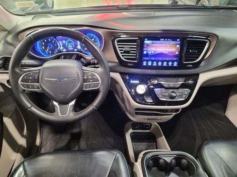 Used 2017 Chrysler Pacifica Touring-L Plus w/ Tire & Wheel Group FWD image 22