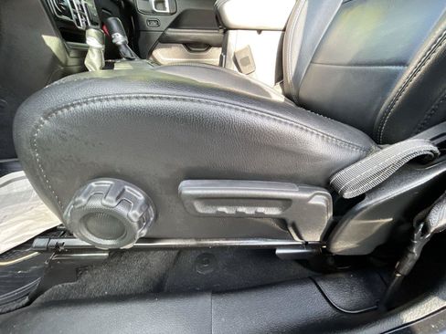 Used 2018 Jeep Wrangler Unlimited Sahara AWD/4WD image 13
