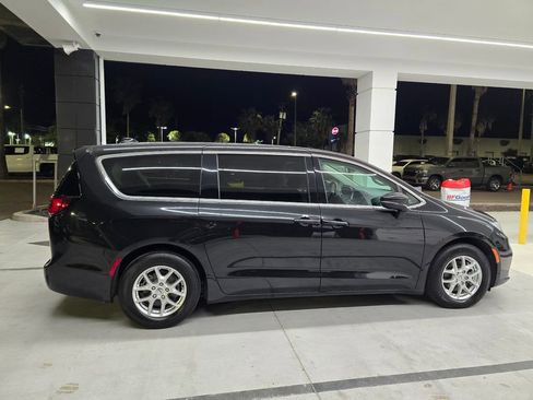 Certified 2023 Chrysler Pacifica Touring-L FWD image 7