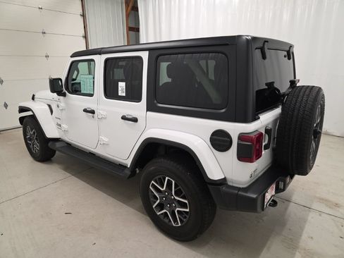 Used 2024 Jeep Wrangler Unlimited Sahara w/ Technology Group AWD/4WD image 3