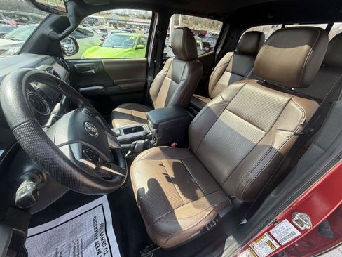 Used 2016 Toyota Tacoma Limited w/ Towing Package image 10