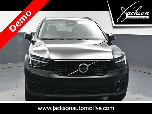 New 2025 Volvo XC40 B5 Ultra image 3