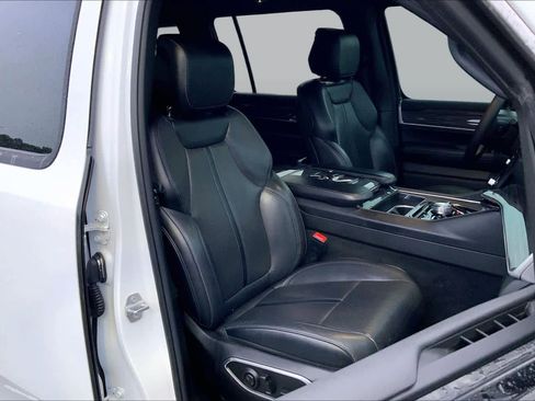 Used 2022 Jeep Wagoneer Series III w/ Premium Group I AWD/4WD image 9