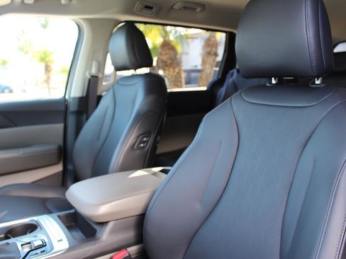 Certified 2025 Kia Carnival EX image 16