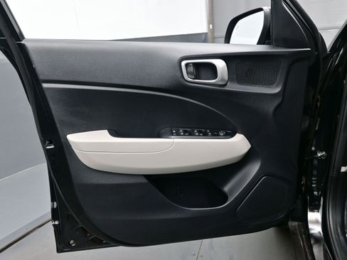 Certified 2025 Hyundai Venue SEL image 10