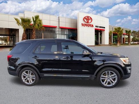 Used 2017 Ford Explorer XLT w/ Equipment Group 202A image 3