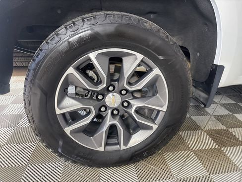 Used 2021 Chevrolet Silverado 1500 LT AWD/4WD image 31