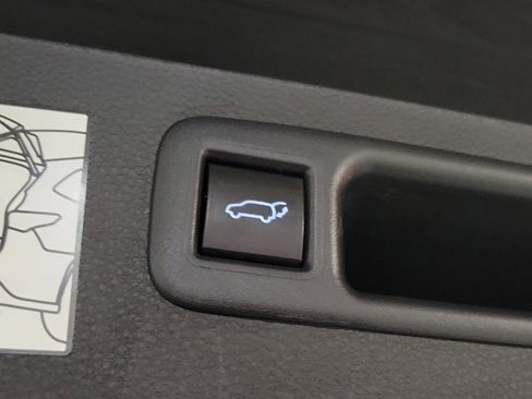 Used 2023 Toyota Highlander Limited image 11