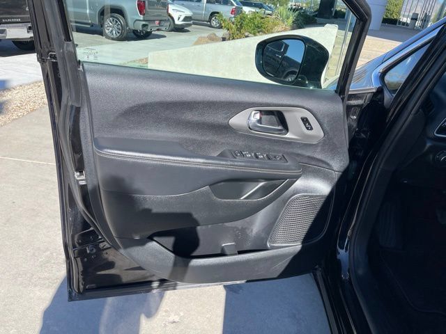Used 2025 Chrysler Pacifica Select FWD image 13