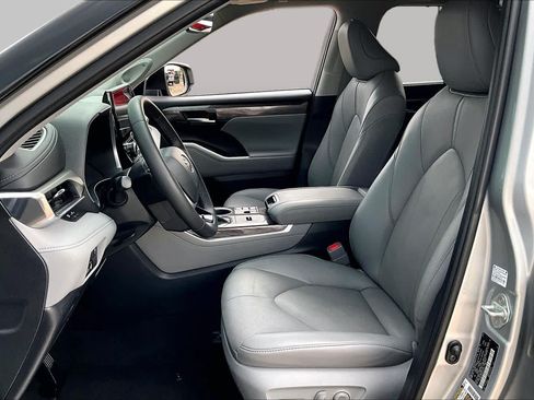 Used 2023 Toyota Highlander Limited FWD image 8