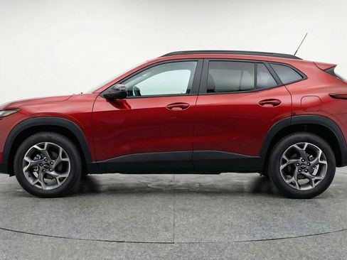 Used 2025 Chevrolet Trax LT image 3