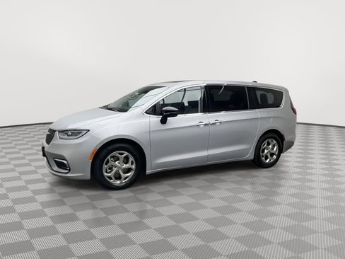 Used 2024 Chrysler Pacifica Limited FWD image 40