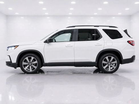 Used 2025 Honda Pilot Sport image 2