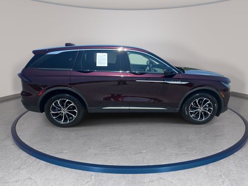 Used 2025 Lincoln Nautilus Premier AWD/4WD image 4