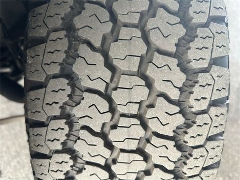 Used 2023 Land Rover Defender 110 SE image 11