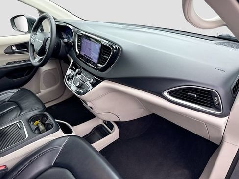 Used 2023 Chrysler Pacifica Touring-L FWD image 37