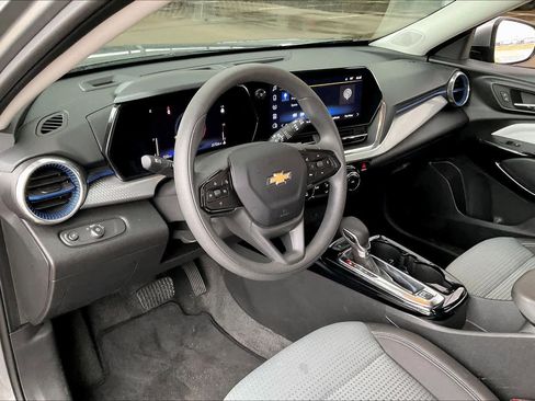 Certified 2025 Chevrolet Trax LT image 17