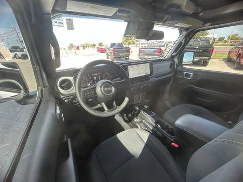 Used 2024 Jeep Gladiator Sport AWD/4WD image 7