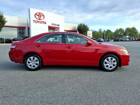 Used 2010 Toyota Camry LE FWD image 3