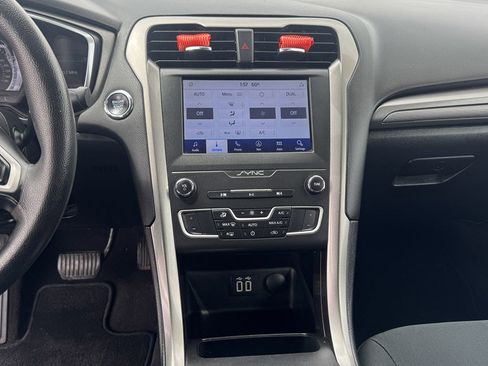 Used 2020 Ford Fusion SE FWD image 19