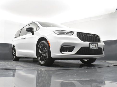 Used 2024 Chrysler Pacifica Limited w/ S Appearance Package image 13