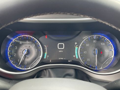 Used 2024 Chrysler Pacifica Touring-L FWD image 29
