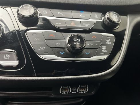 Used 2025 Chrysler Pacifica Select FWD image 21