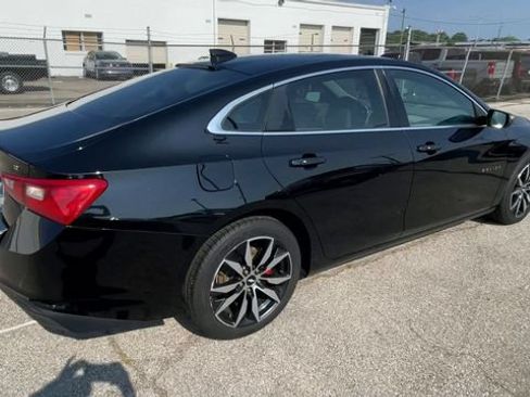 Used 2018 Chevrolet Malibu LT w/ Leather Package FWD image 2