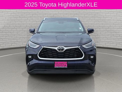 Used 2025 Toyota Highlander XLE FWD image 2