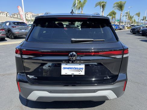 Certified 2025 Volkswagen Tiguan SE AWD/4WD image 8