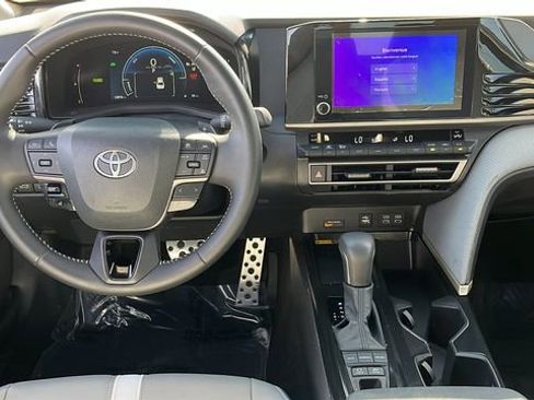 Used 2025 Toyota Camry SE image 4