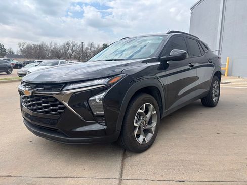 Used 2025 Chevrolet Trax LT w/ Driver Confidence Package image 3