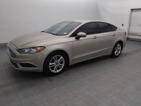 Used 2018 Ford Fusion SE w/ Fusion SE Technology Package FWD image 2