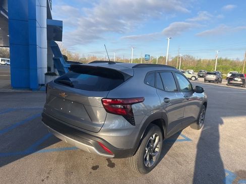 Used 2025 Chevrolet Trax LT FWD image 20
