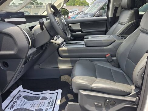 Used 2025 Ford Expedition Active RWD image 6