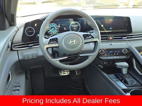 Used 2025 Hyundai Elantra SEL FWD image 11