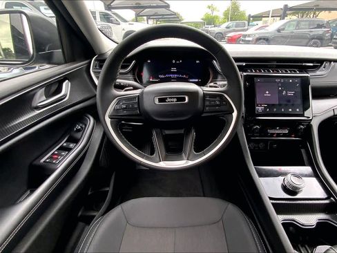 Used 2023 Jeep Grand Cherokee Laredo X RWD image 6