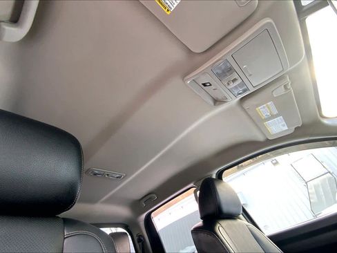 Used 2017 Nissan Titan SL image 14