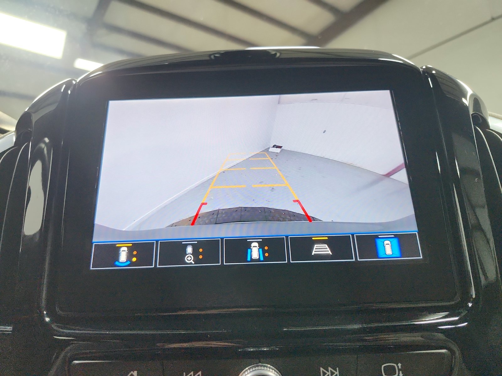 Used 2023 Chevrolet Traverse Premier FWD image 29