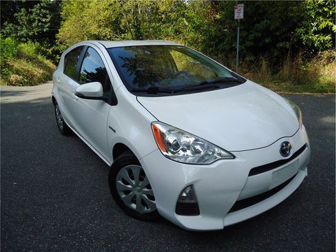 Used 2014 Toyota Prius C Two image 4