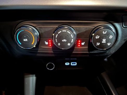 Used 2024 Chevrolet Trax RS w/ Driver Confidence Package image 32