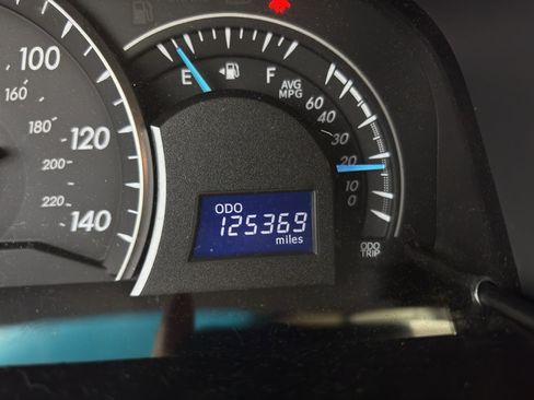 Used 2014 Toyota Camry LE image 12