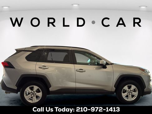 Used 2021 Toyota RAV4 XLE FWD image 3