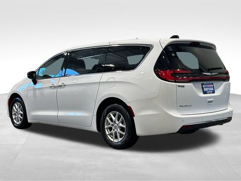 Used 2025 Chrysler Pacifica Select FWD image 5